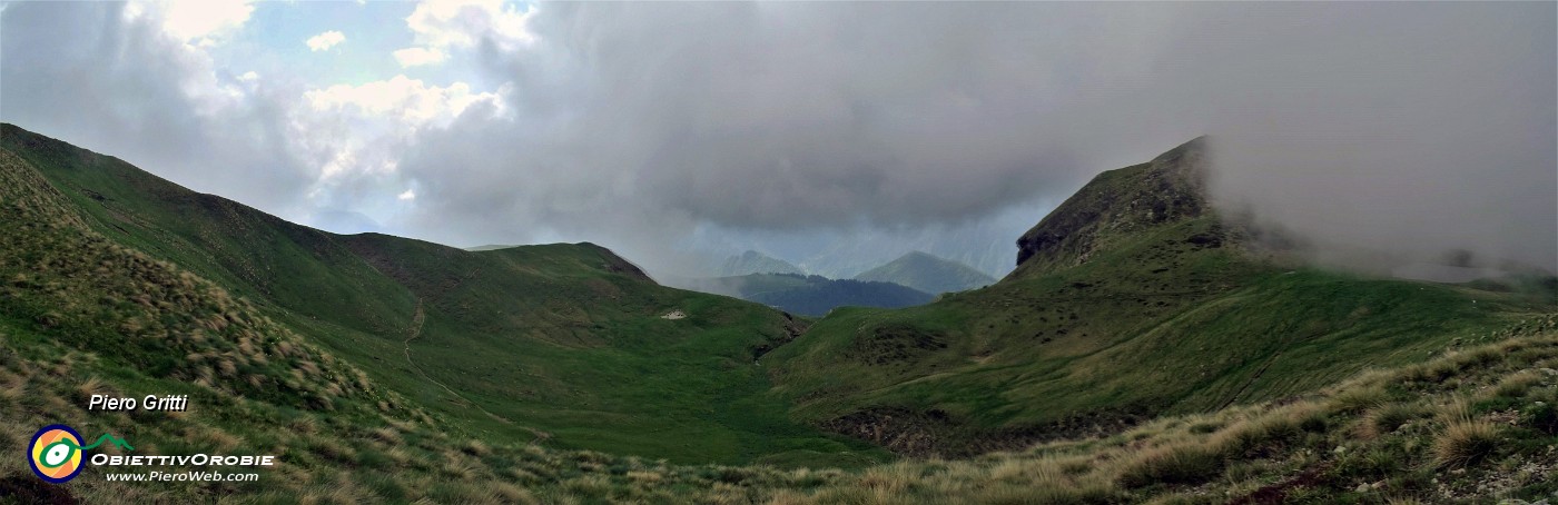 68 Il Monte Avaro imbacuccato nella nebbia...non ci salgo, scendo direttamente ai Piani sul sent. 109A.jpg